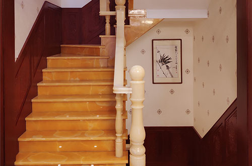 理塘中式别墅室内汉白玉石楼梯的定制安装装饰效果
